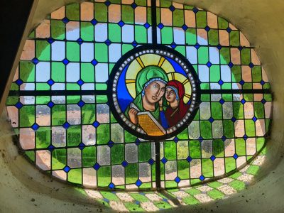 Vitrail d'inspiration religieuse traditionnelle dans l'atelier de la formation vitrailliste