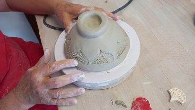 Tournage céramique raku et décoration sur poterie pendant le stage et cours vers Carcassonne