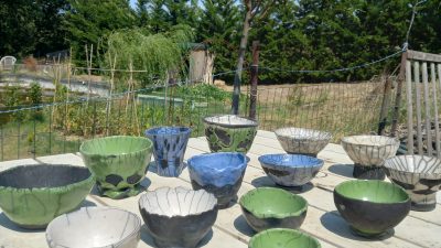 Exemples de pièces en céramique Raku faites pendant le stage et les cours vers Carcassonne