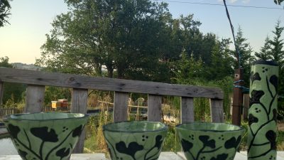 Mugs et vase en céramique raku faits pendant le stage et les cours de poterie Raku vers Carcassonne
