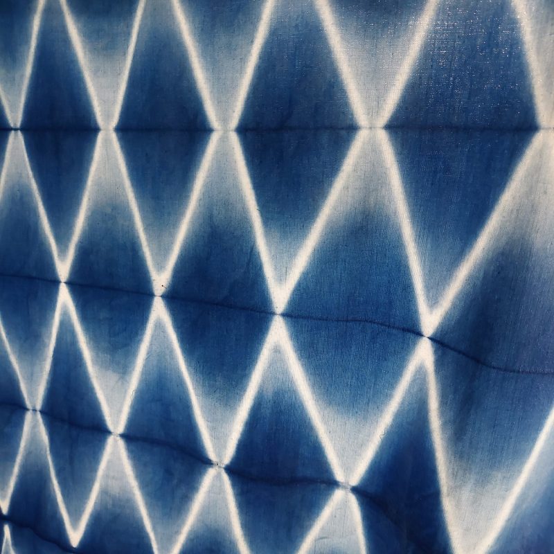 Shibori pendant le stage de teinture à l'indigo chez un teinturier