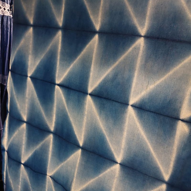 Shibori pendant le stage de teinture à l'indigo chez un teinturier