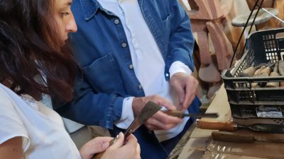 Présentation des outils de sculpteur pendant les cours et le stage d'initiation de sculpture sur bois