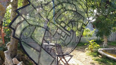 Jardin de l'atelier de sculpteur sur bois pendant le stage d'initiation et les cours de sculpture