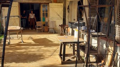 Atelier de sculpteur sur bois pendant le stage d'initiation et les cours de sculpture
