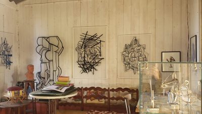 Atelier de sculpteur sur bois pendant le stage d'initiation et les cours de sculpture