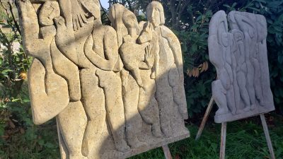 Sculptures dans le jardin pendant les cours et le stage d'initiation de sculpture sur bois
