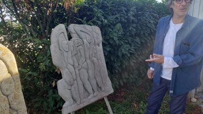 Présentation des sculptures dans le jardin pendant les cours et le stage d'initiation de sculpture sur bois