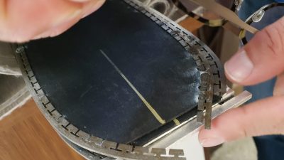 Skis en cours de fabrication lors du stage chez un ébéniste dans les Pyrénées