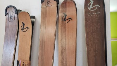 Skis Villacampa fabriqués au cours du stage chez un ébéniste