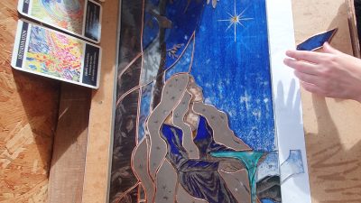 Vitrail mystique pendant le stage et les cours de vitrailliste dans un atelier dans le Perche