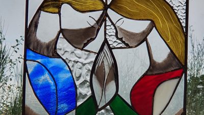 Vitrail avec 2 femmes pendant le stage et les cours de vitrailliste dans un atelier dans le Perche