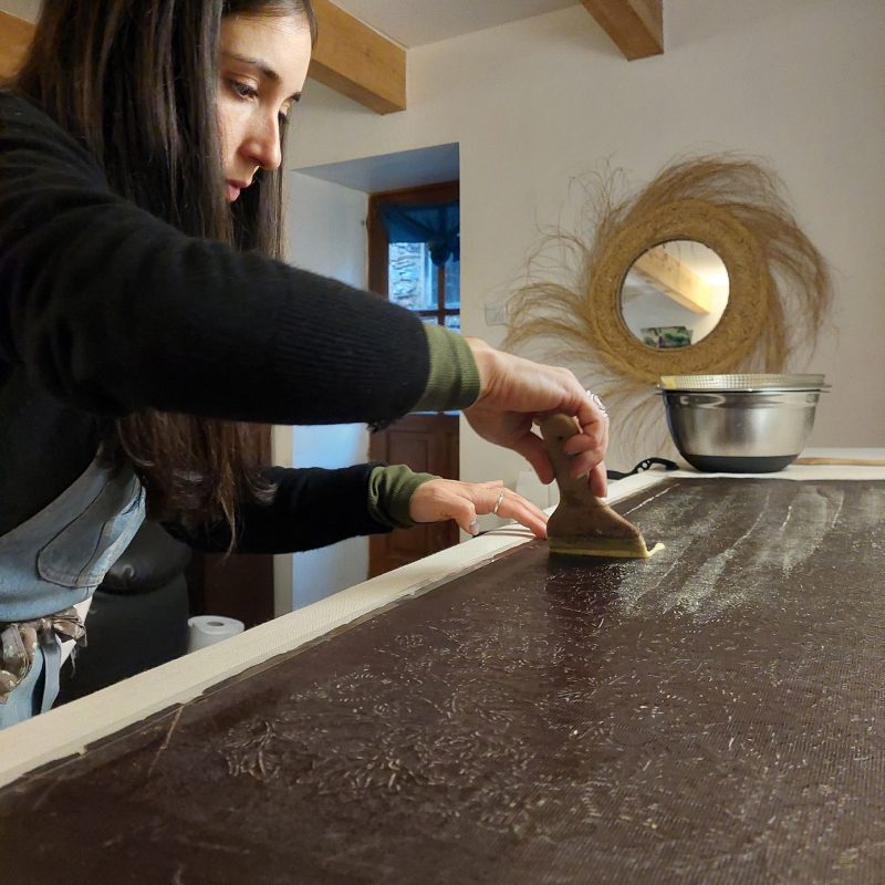 Stagiaire dans l'atelier du stage de teinture à l'indigo chez un teinturier