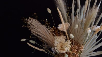 Composition florale de fleurs séchées faite par Inès dans le cadre du stage de fleuriste avec une démarche écologique et saisonnière