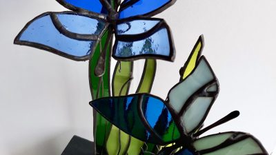 Papillons sur support pendant l'atelier vitrail à Tarbes