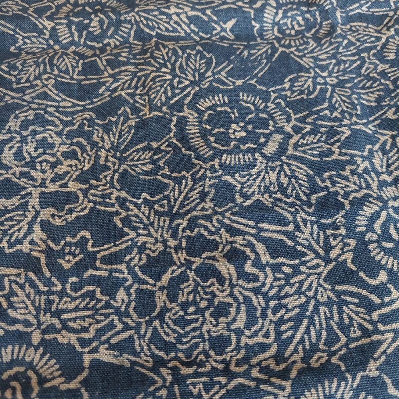 Motif indigo dans l'atelier du stage de teinture à l'indigo chez un teinturier