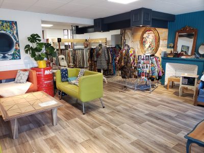 Atelier et boutique de Pierre Drouet, tapissier d'ameublement, où sont exposés d'autres artisans