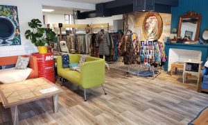 Atelier et boutique de Pierre Drouet, tapissier d'ameublement, où sont exposés d'autres artisans