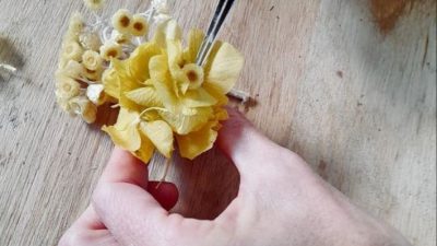 Composition avec des fleurs séchées pendant l'atelier pour votre mariage en Seine Maritime (76)