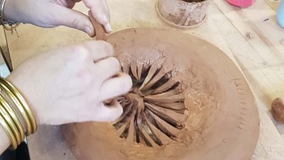 Sculpture arrondie pendant le stage de sculpteur