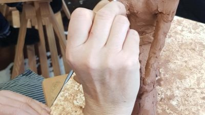 Sculpture de femme pendant le stage de sculpteur avec de la terre glaise