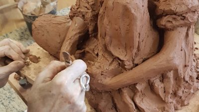 Sculpture en cours de création pendant le stage sculpteur avec de la terre glaise dans le Tarn