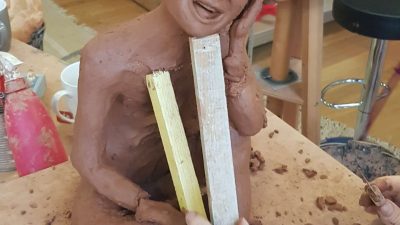 Sculpture en cours de création pendant le stage sculpteur avec de la terre glaise dans le Occitanie