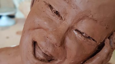 Sculpture d'homme pendant le stage avec une sculptrice