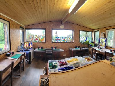 Atelier de vitrailliste dans le Perche pendant la formation vitrail œil de bœuf / oculus