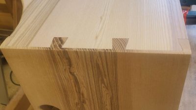 Petite boîte en frêne assemblée à queue d'aronde pendant le stage d'ébénisterie