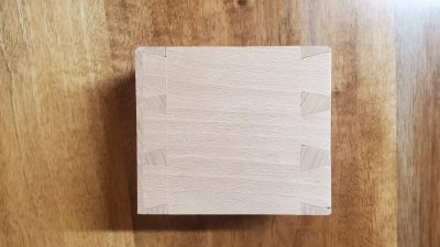 Petit tabouret fait pendant le stage d'ébéniste conçu en queue d'aronde