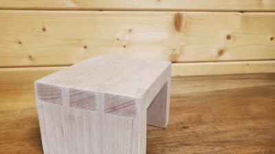 Petit tabouret fait pendant le stage d'ébénisterie conçu en queue d'aronde