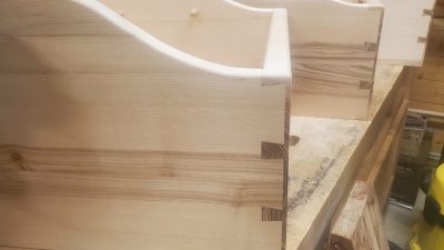 Petites boîtes assemblées en queue d'aronde lors du stage d'ébénisterie