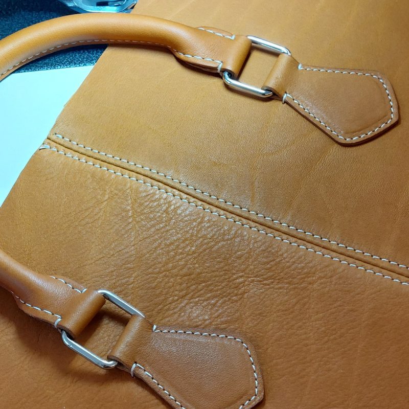 Détails de sangle pendant l'atelier de maroquinier