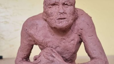 Sculpture de rugbyman pendant le stage avec un artisan sculpteur