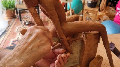 Sculpture en cours de création pendant le stage sculpteur avec de la terre glaise entre Castres et Albi