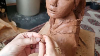 Sculpture d'un buste pendant le stage de sculpteur en Occitanie