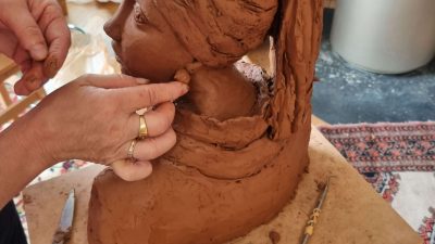 Sculpture d'un buste pendant le stage de sculpteur avec de la terre glaise