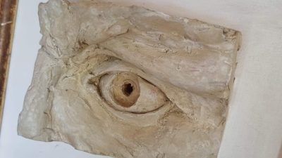 Sculpture d'œil en terre glaise fat pendant l'atelier avec une artisane sculpteur entre Castres et Albi.