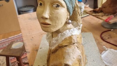 Patine en cours sur une sculpture pendant le stage