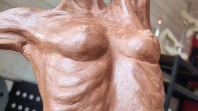 Modèle de nu pendant le stage de sculpture entre Castres et Albi