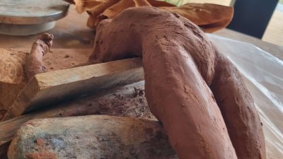 Sculpture en cours de création pendant le stage sur modèle vivant dans le Tarn (81)