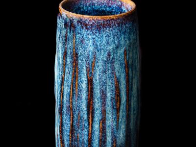 Vase bleu texturé formation tournage céramique dans l'Aude