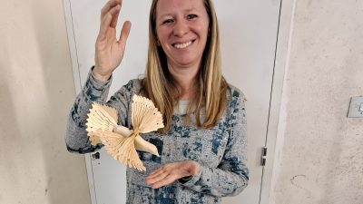 Colombe de la paix terminé au cours de l'atelier de sculpture sur bois vers Genève