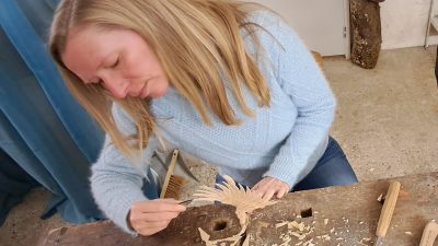 Stagiaire en action chez Jean-Camille Duvillaret pendant l'atelier de sculpture sur bois dans les Alpes