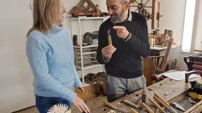 Explication des outils pour la sculpture sur bois pendant l'atelier vers Genève