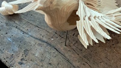 Colombe de la paix de Jean-Camille pendant l'atelier de sculpture sur bois en Savoie