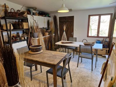 Atelier pendant la formation vannerie autour de Paris en Île-de-France avec un vannier