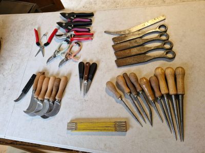 Outils de vannier pendant la formation vannerie à Paris en Île-de-France