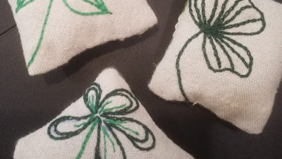 Coussin brodé atelier sur la broderie haute couture (au point de Beauvais)